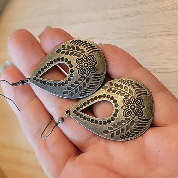 💥LAST PAIR💥Vintage Patina Teardrop Retro Floral Motif Dangle Earrings - Picture 3 of 5
